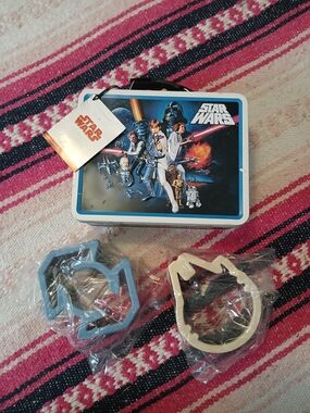 Williams-Sonoma 2010 Star Wars Tin Lunch Box 2 Sandwich Cutters/NEW